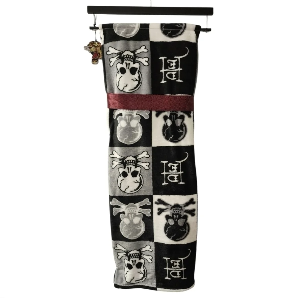 Ed Hardy Black White Skull And Crossbones Super Soft Plush Blanket Throw, NWT
